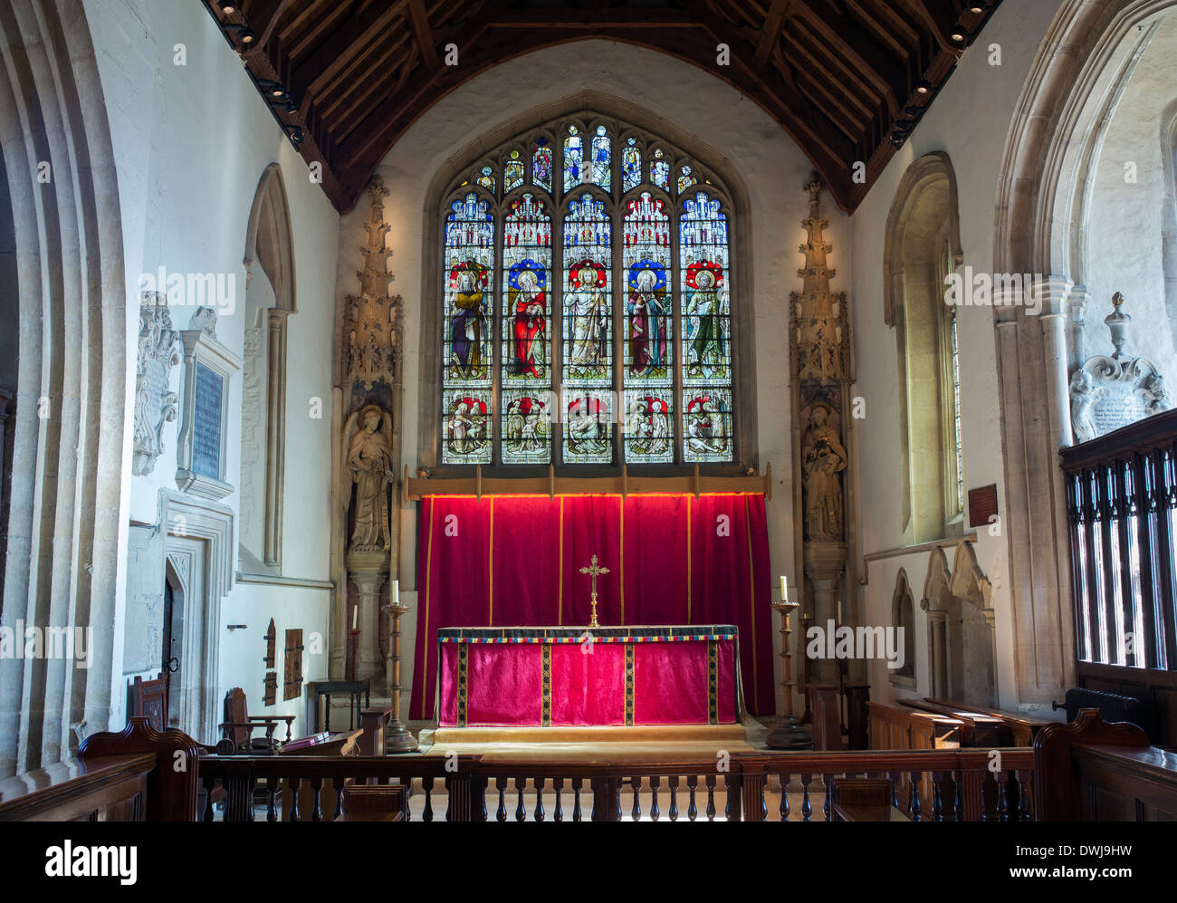 Altare e vetrata interno di San Giovanni Battista, burford, Cotswolds, Oxfordshire, Inghilterra Foto Stock