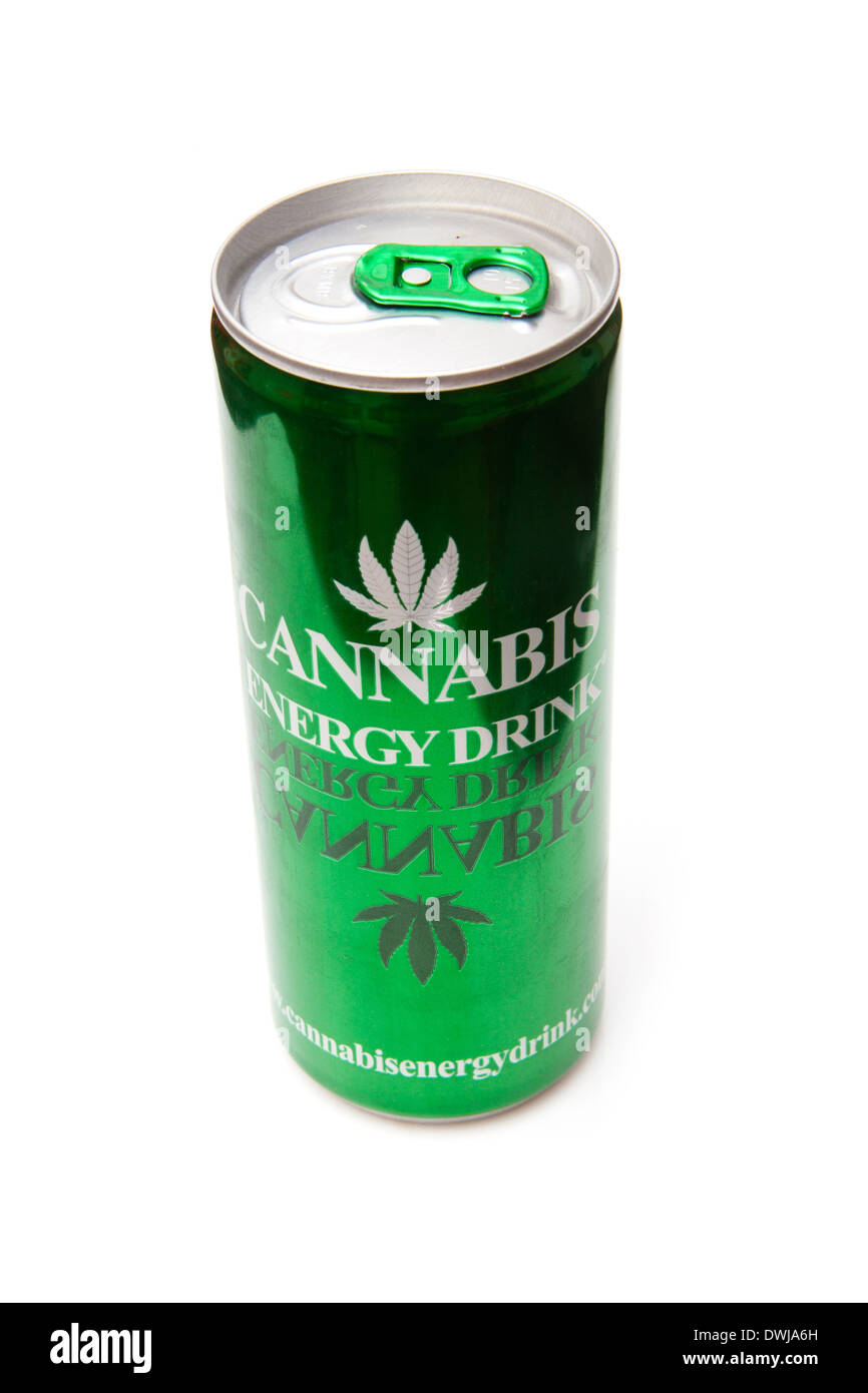 La Cannabis energy drink isolato su un bianco di sfondo per studio. Foto Stock