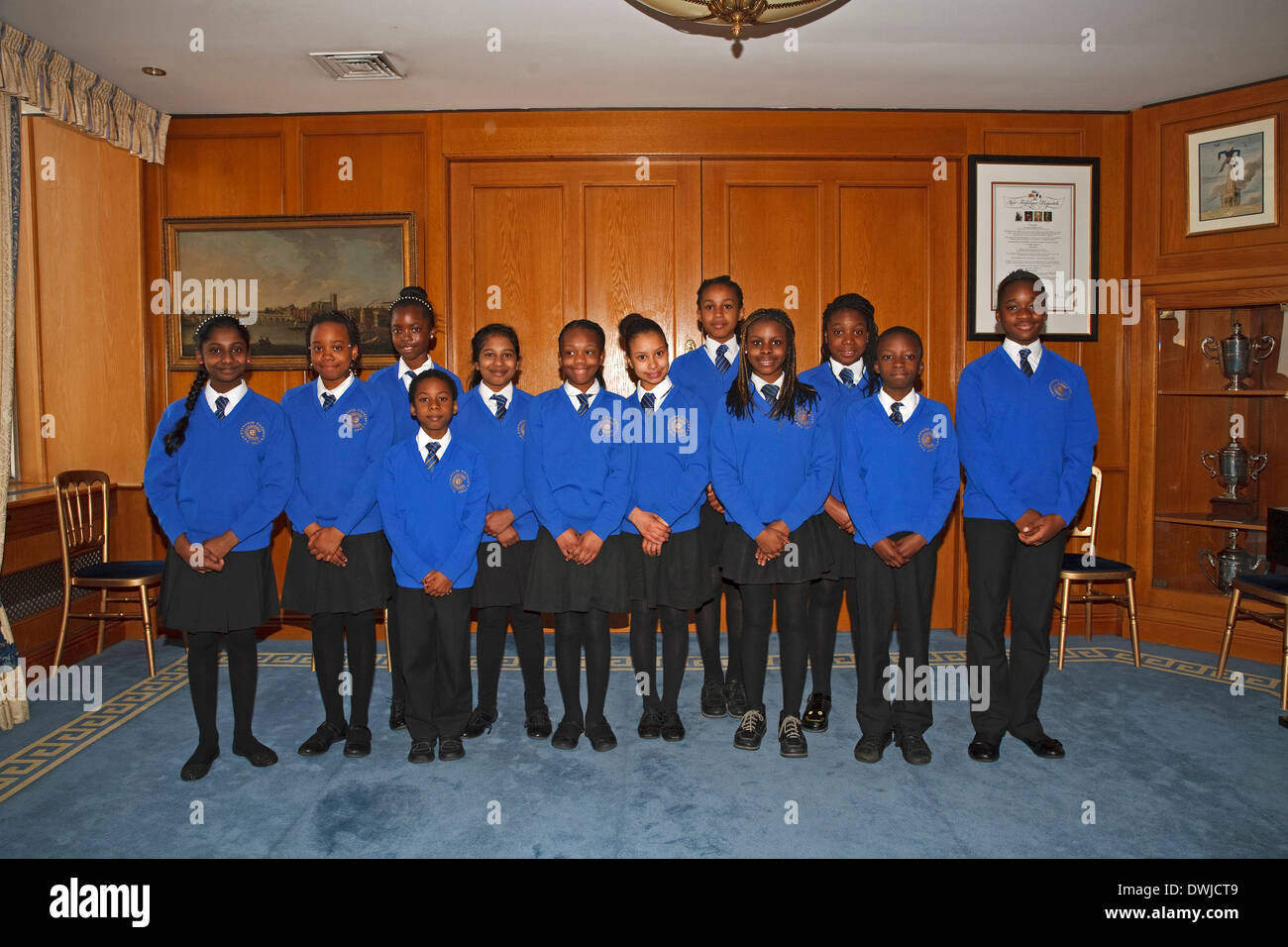 Westminster, Londra, Regno Unito. Il 10 marzo 2014. Il Commonwealth coro dei bambini ha cantato l inno del Commonwealth dopo il sollevamento della bandiera sulla sommità della città di Westminster Hal Credito: Keith larby/Alamy Live News Foto Stock