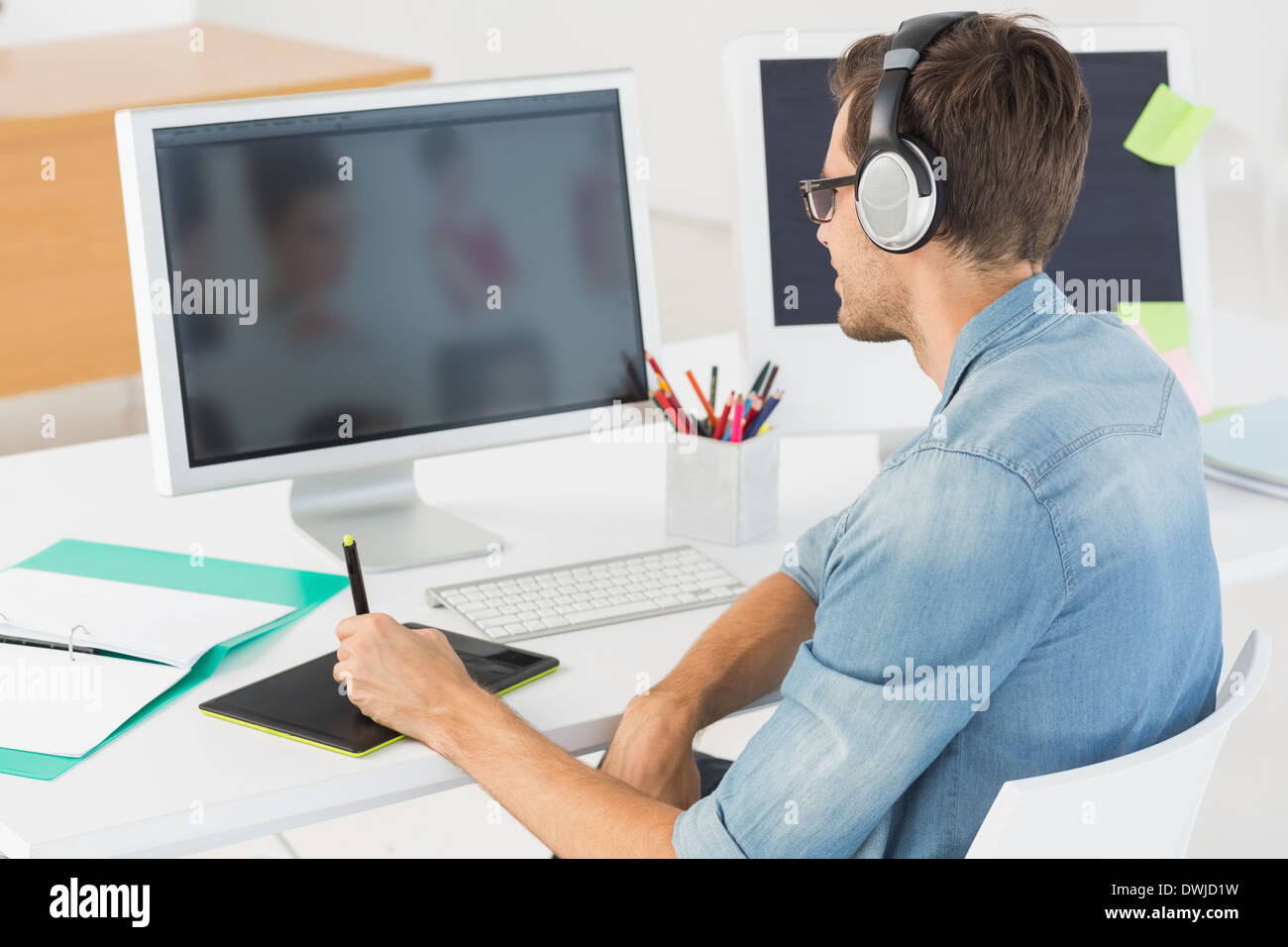 Casual Male photo editor con tavoletta grafica Foto Stock