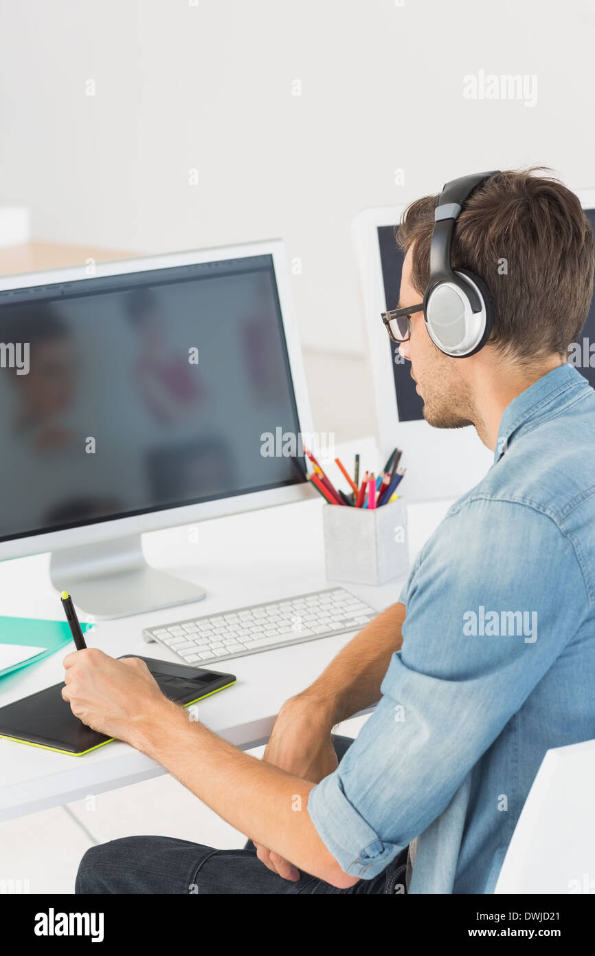 Casual Male photo editor con tavoletta grafica Foto Stock