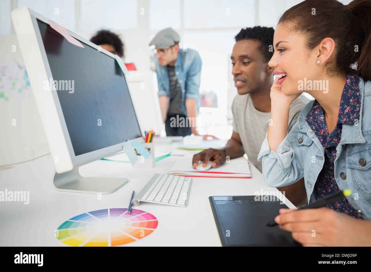 Foto casuale redattori con tavoletta grafica Foto Stock