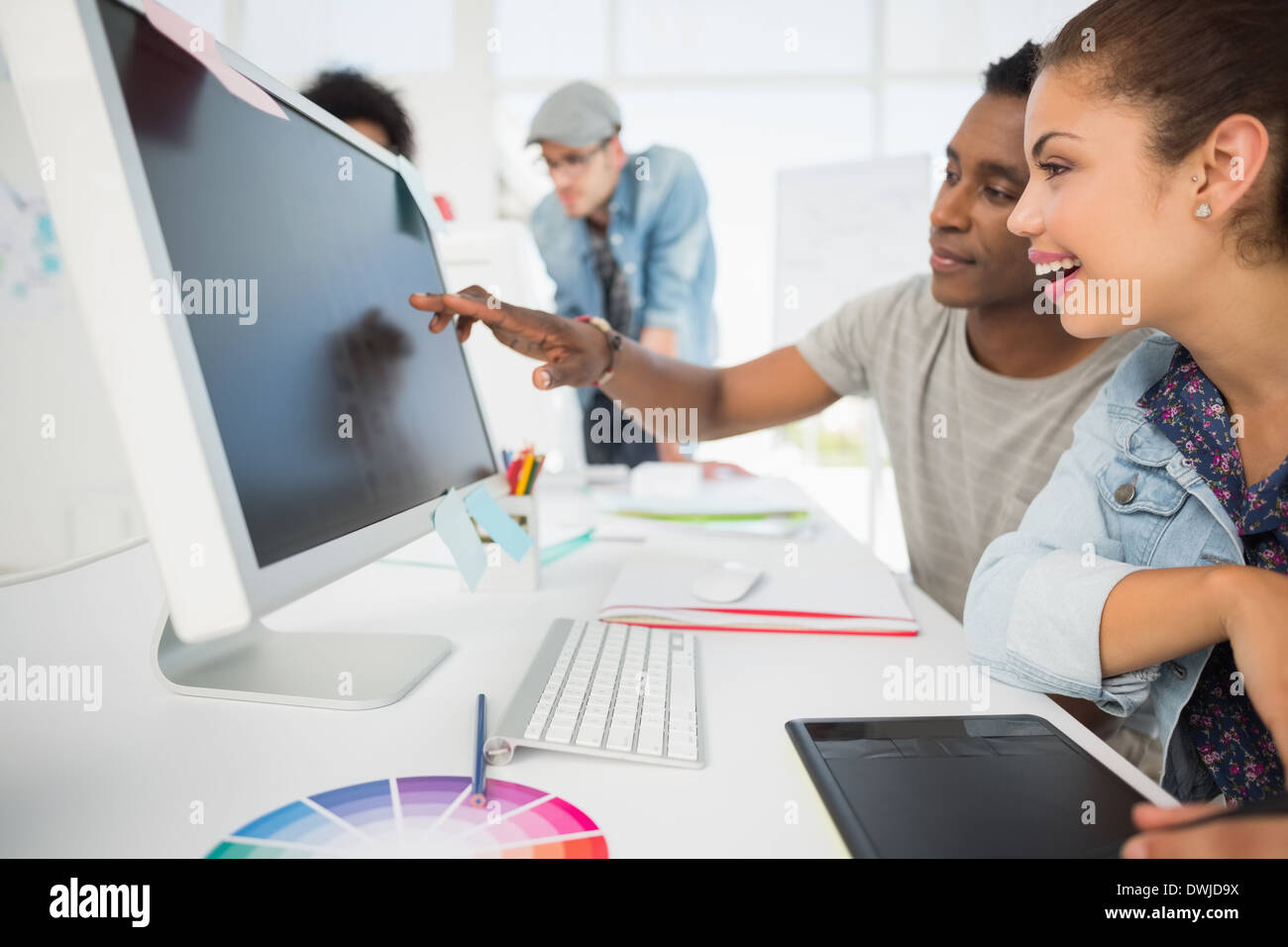 Foto casuale redattori con tavoletta grafica Foto Stock