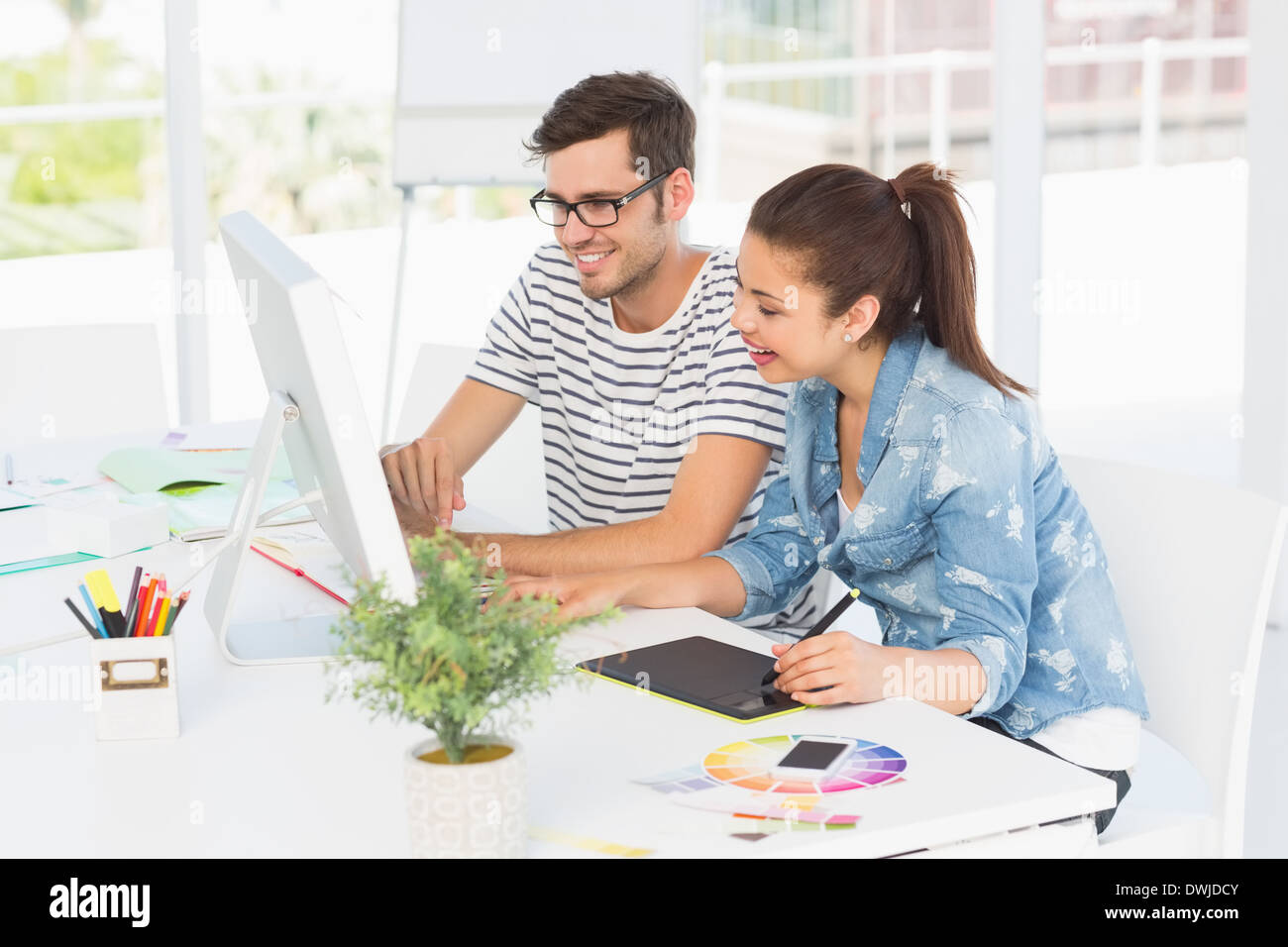 Foto casuale redattori con tavoletta grafica Foto Stock