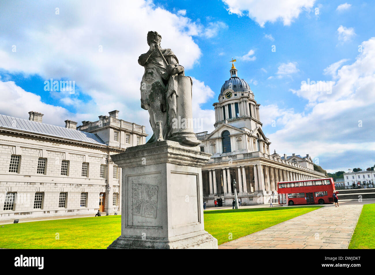 Il King George II statua e Old Royal Naval College (ora sede dell'Università di Greenwich), Greenwich, London, Regno Unito Foto Stock