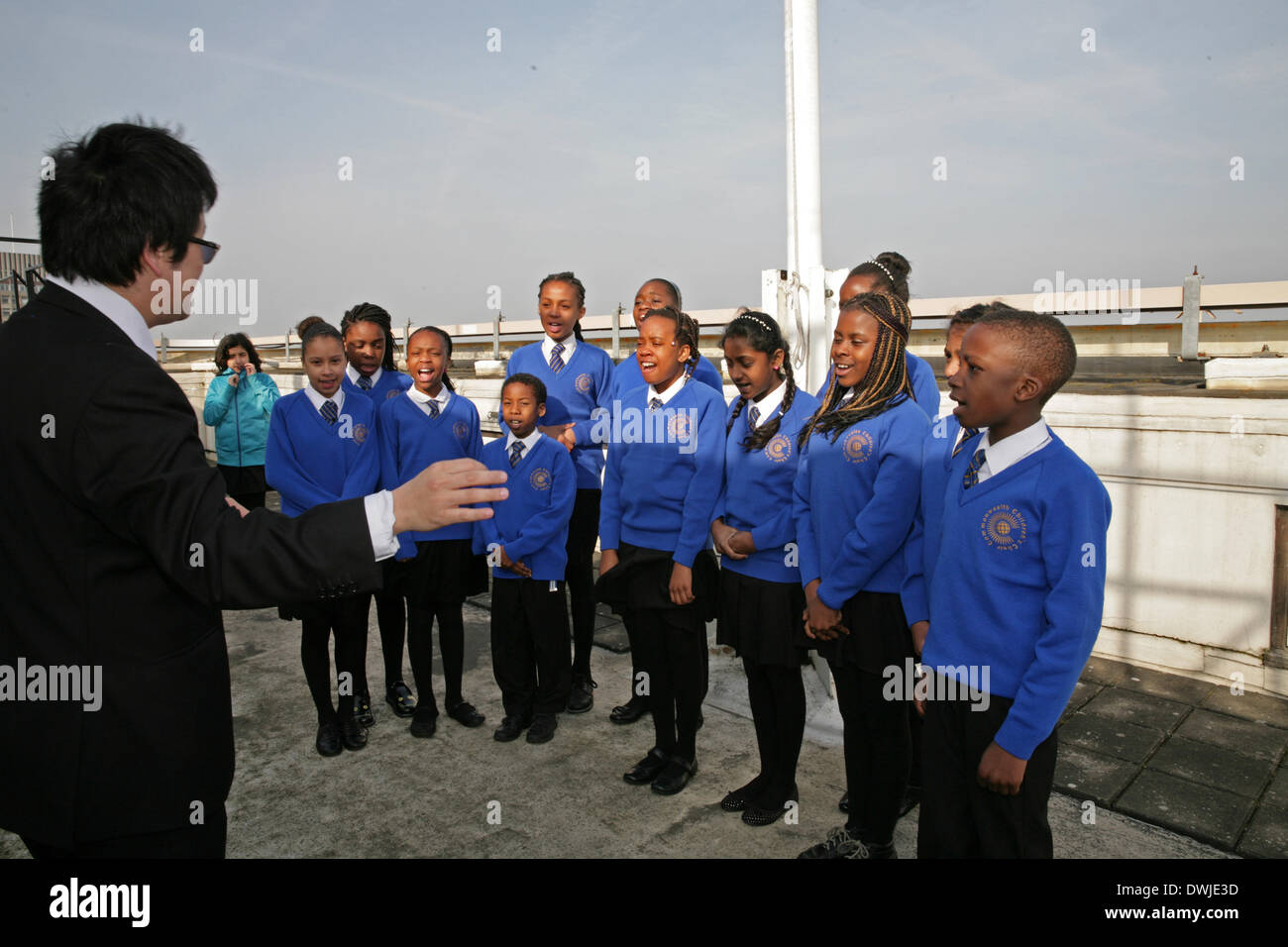 Westminster,UK,10 Marzo 2014,il Commonwealth coro dei bambini ha cantato l inno del Commonwealth dopo il sollevamento della bandiera sulla sommità della città di Westminster Hal Credito: Keith larby/Alamy Live News Foto Stock