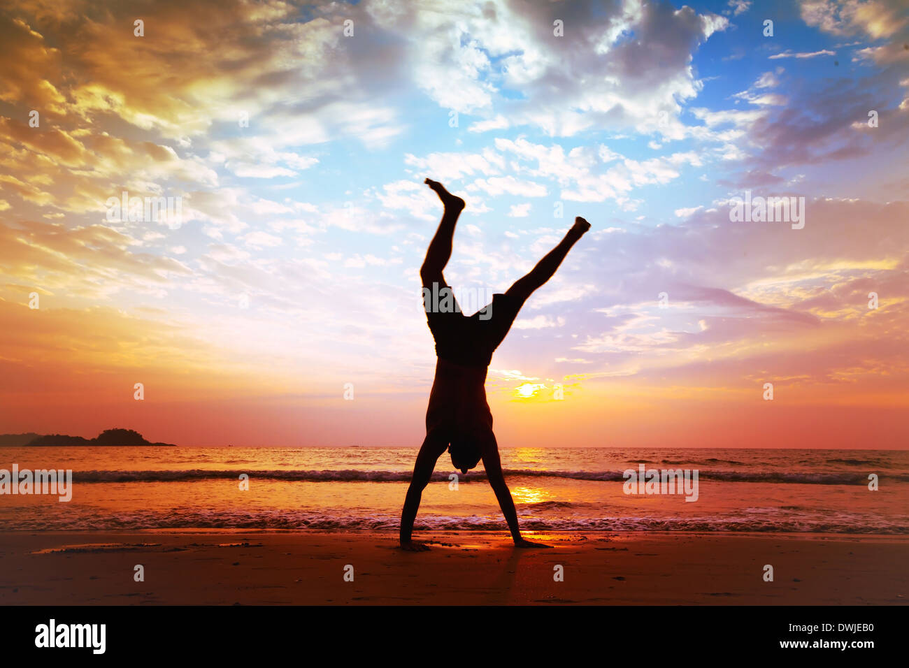 La libertà e la creatività, l'uomo salto sulla spiaggia Foto Stock