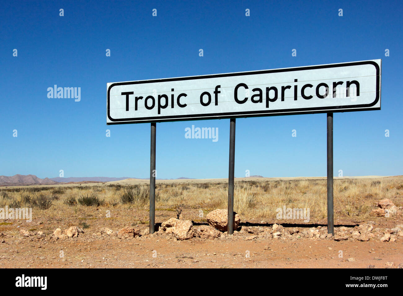 Tropico del Capricorno segno su un deserto remoto strada in Namibia Foto Stock