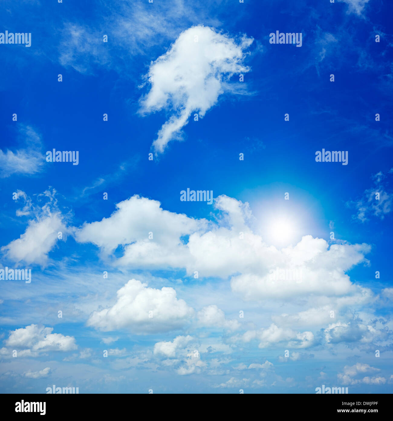 Bella blu cielo nuvoloso giorno soleggiato Foto Stock