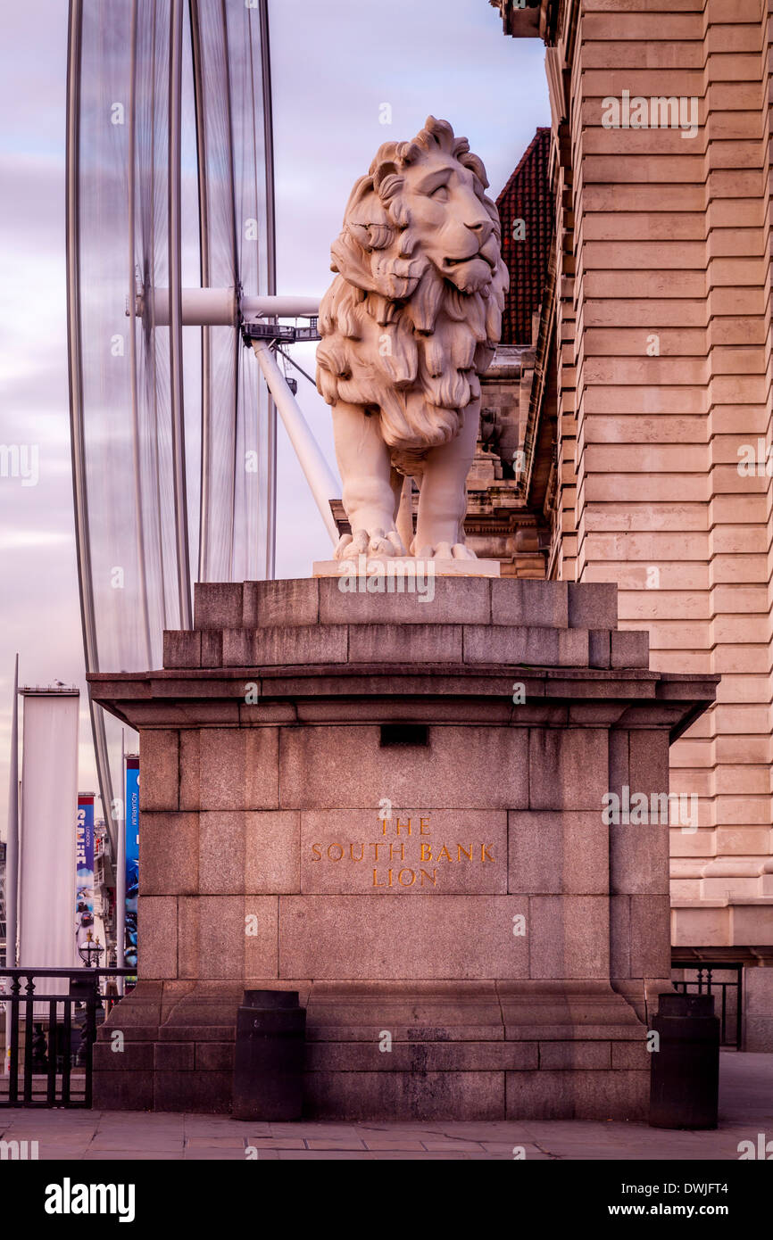 La South Bank Lion e il London Eye a Londra, Inghilterra Foto Stock