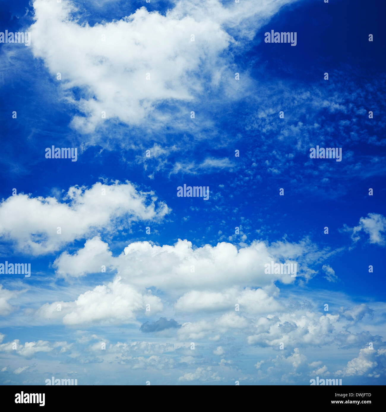 Bella blu cielo molto nuvoloso Foto Stock