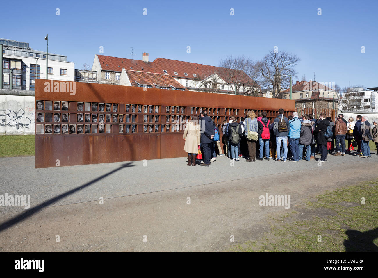 Bernauer Strasse Memorial, parete di foto alle vittime del muro di Berlino, Berlino, Germania Foto Stock