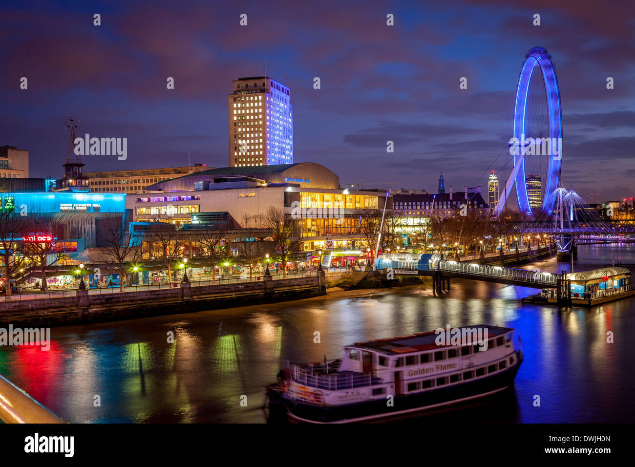 Il Royal Festival Hall e per il London Eye, South Bank di Londra, Inghilterra Foto Stock