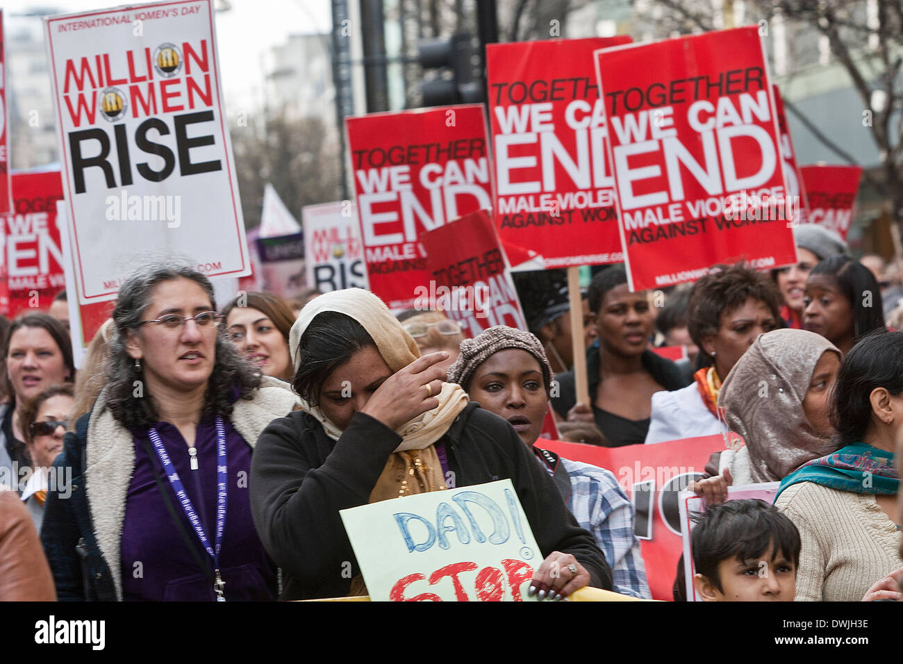 Centinaia di donne partecipa alla giornata internazionale della donna marzo attraverso le strade di Londra 08.03.2014 Foto Stock