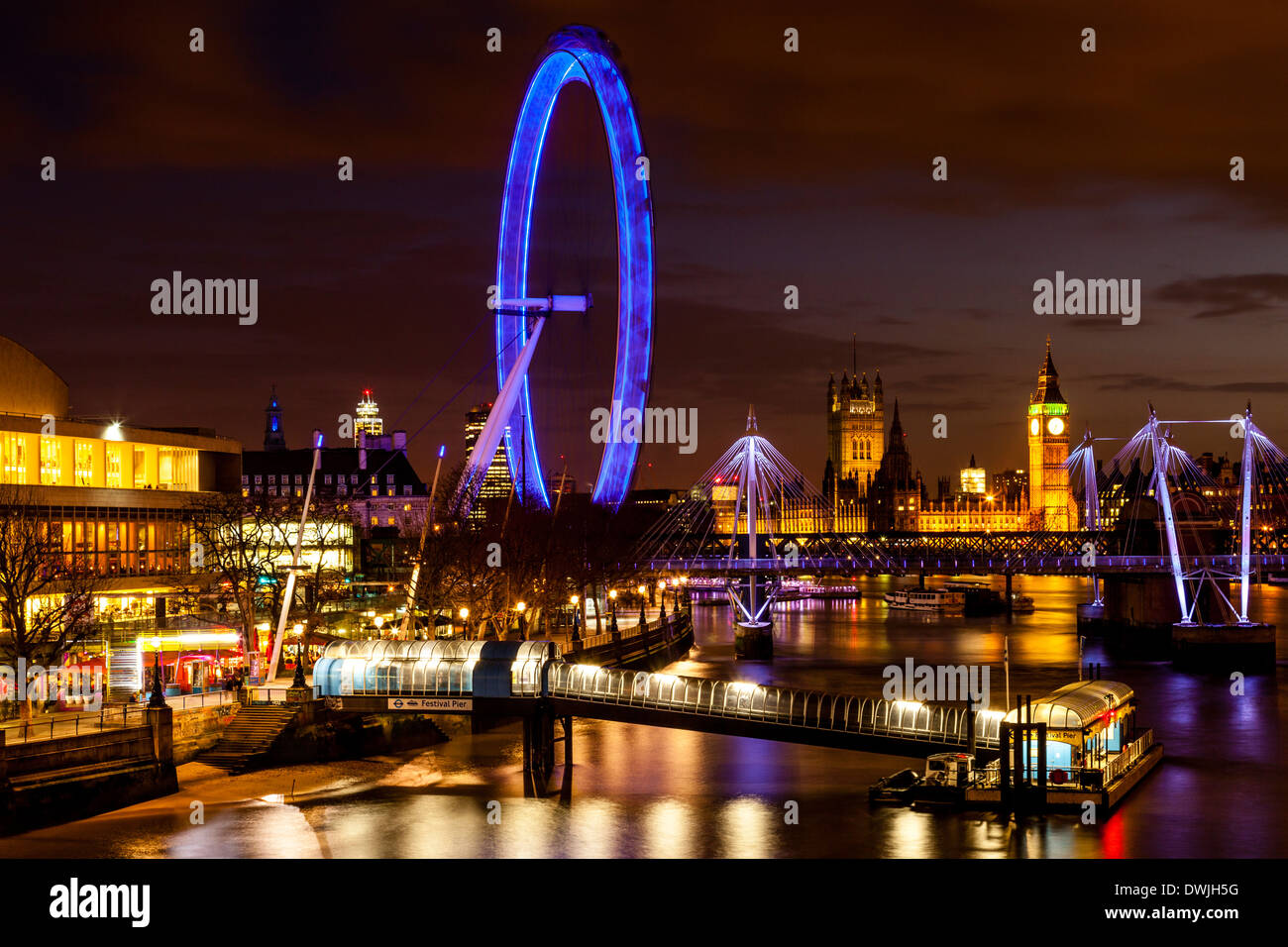 Il London Eye, il Parlamento e il fiume Tamigi, Londra, Inghilterra Foto Stock