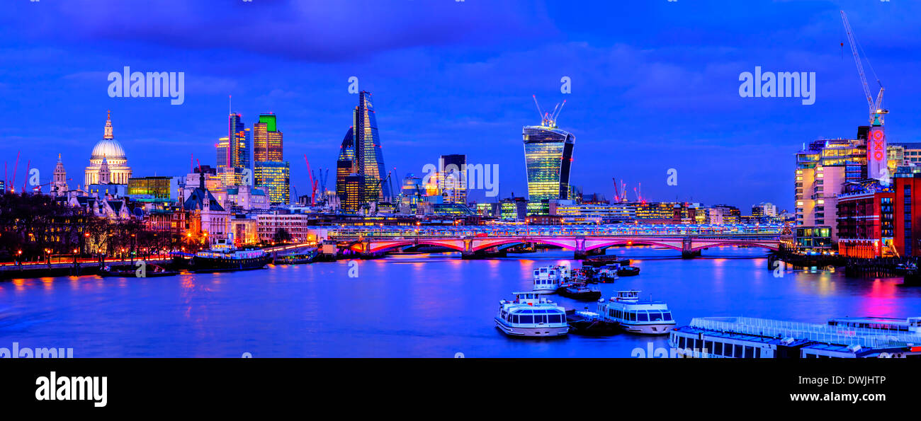 City of London Skyline e il fiume Tamigi, Londra, Inghilterra Foto Stock