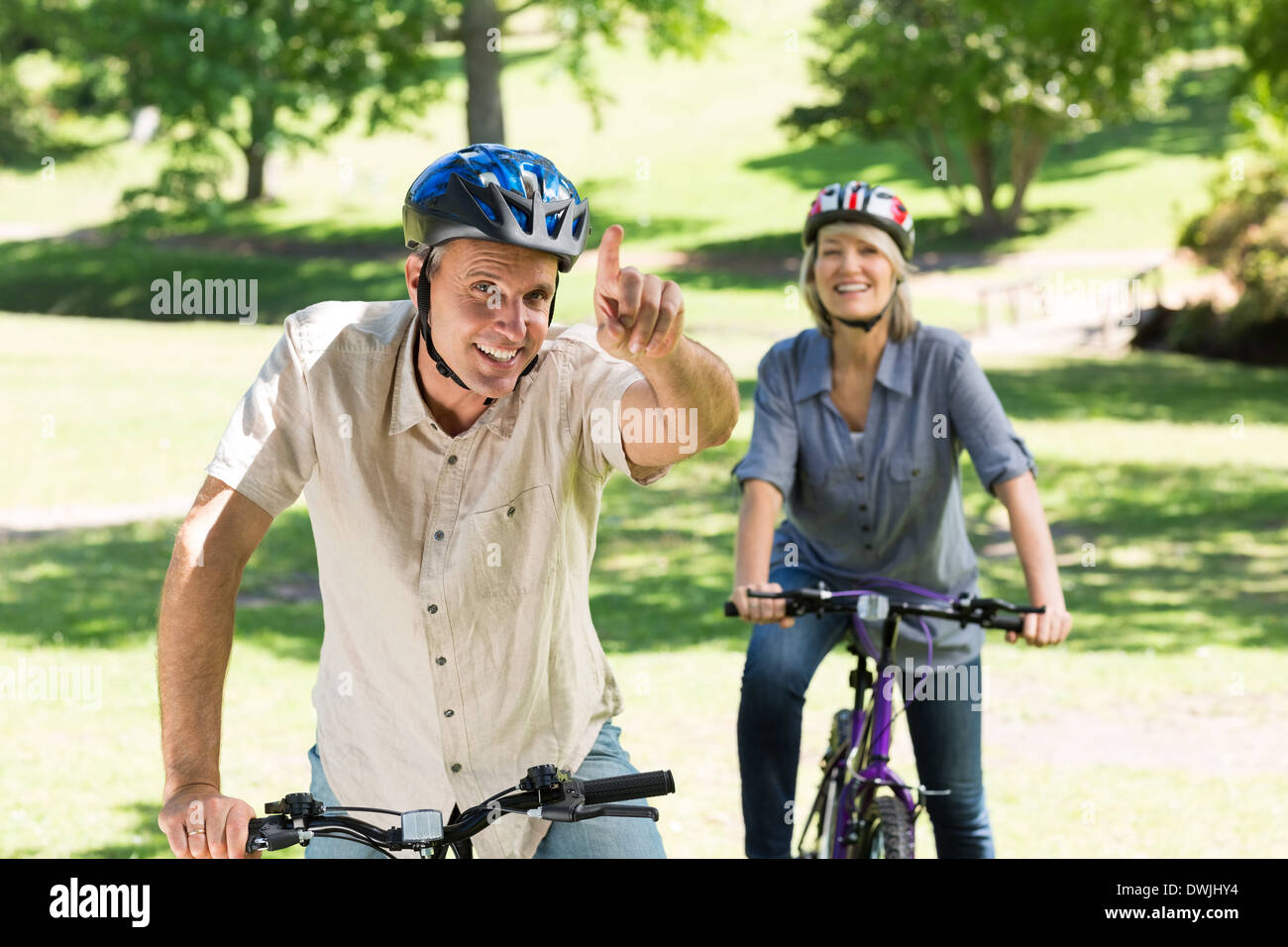 Giovane godendo in bicicletta nel parco Foto Stock