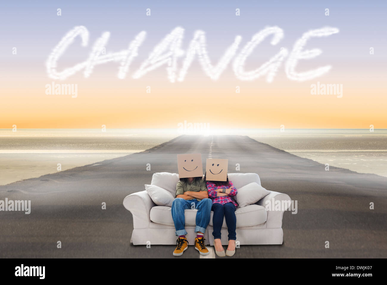 Cambiare contro la strada che conduce all'orizzonte Foto Stock