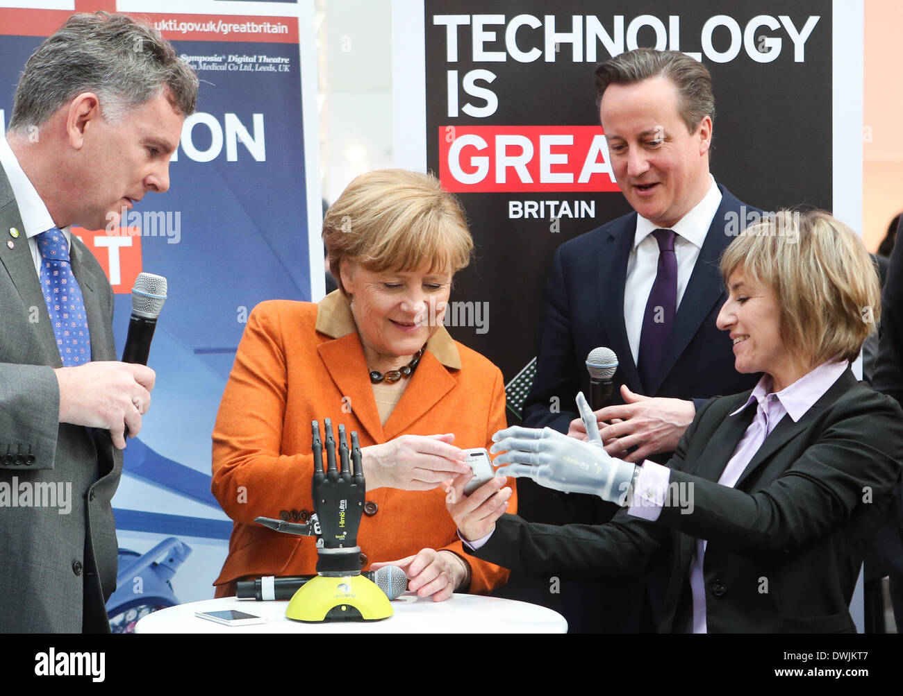 Hannover, Germania. Decimo Mar, 2014. Il cancelliere tedesco Angela Merkel (2 L) e la Gran Bretagna il Primo Ministro David Cameron (seconda R) visualizza una dimostrazione di Bionic mani in Gran Bretagna da stand del CeBIT tech fiera di Hannover, Germania, 10 marzo 2014. Il cancelliere tedesco Angela Merkel e il suo omologo britannico David Cameron congiuntamente aperto il CeBIT, la più grande fiera IT, nella parte occidentale della città tedesca di Hannover di domenica sera. Credito: Zhang ventola/Xinhua/Alamy Live News Foto Stock