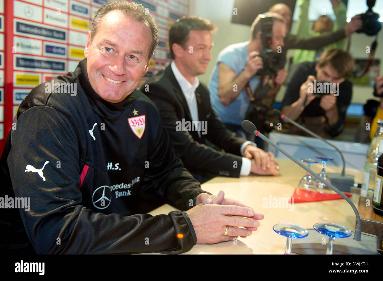 Nuovo allenatore di calcio tedesco club VfB Stuttgart, Huub Stevens (L), e rappresentante della scheda per lo sport Fredi BOBIC partecipa a una conferenza stampa tenutasi a Stoccarda, Germania, 10 marzo 2014. Bundesliga tedesca club di calcio VfB Stoccarda il 09 marzo 2014 ha confermato la firma di Stevens come capo allenatore. Egli sostituisce il coach Schneider, che è stato licenziato il giorno stesso. Foto: SEBASTIAN KAHNERT/dpa Foto Stock