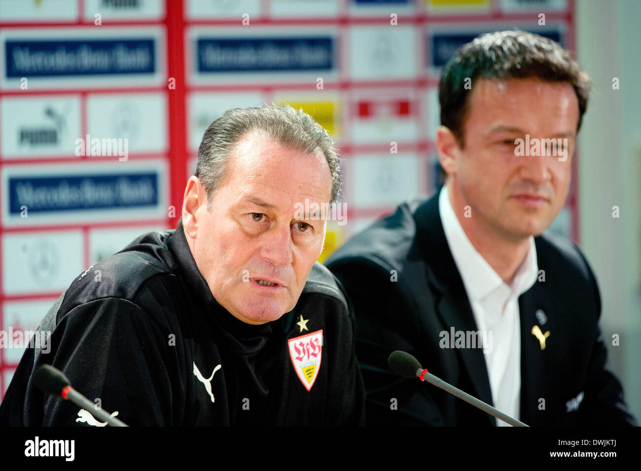 Nuovo allenatore di calcio tedesco club VfB Stuttgart, Huub Stevens (L), e rappresentante della scheda per lo sport Fredi BOBIC partecipa a una conferenza stampa tenutasi a Stoccarda, Germania, 10 marzo 2014. Bundesliga tedesca club di calcio VfB Stoccarda il 09 marzo 2014 ha confermato la firma di Stevens come capo allenatore. Egli sostituisce il coach Schneider, che è stato licenziato il giorno stesso. Foto: SEBASTIAN KAHNERT/dpa Foto Stock