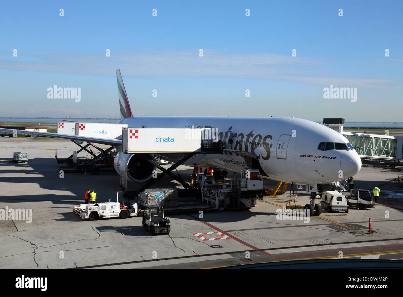 Emirates Boeing 777 all'aeroporto di Venezia a febbraio 06, 2014 a Venezia, Italia Foto Stock