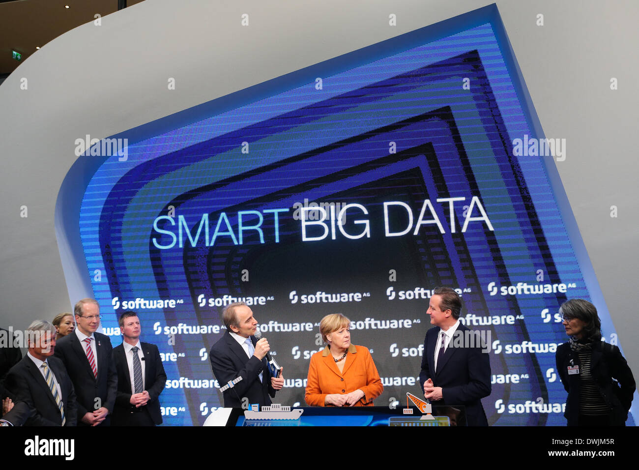 Hannover, Germania. Decimo Mar, 2014. Il cancelliere tedesco Angela Merkel (terza R) e Gran Bretagna il Primo Ministro David Cameron (seconda R) visualizza una dimostrazione presso la Software AG stand del CeBIT tech fiera di Hannover, Germania, 10 marzo 2014. Il cancelliere tedesco Angela Merkel e il suo omologo britannico David Cameron congiuntamente aperto il CeBIT, la più grande fiera IT, nella parte occidentale della città tedesca di Hannover di domenica sera. Credito: Zhang ventola/Xinhua/Alamy Live News Foto Stock