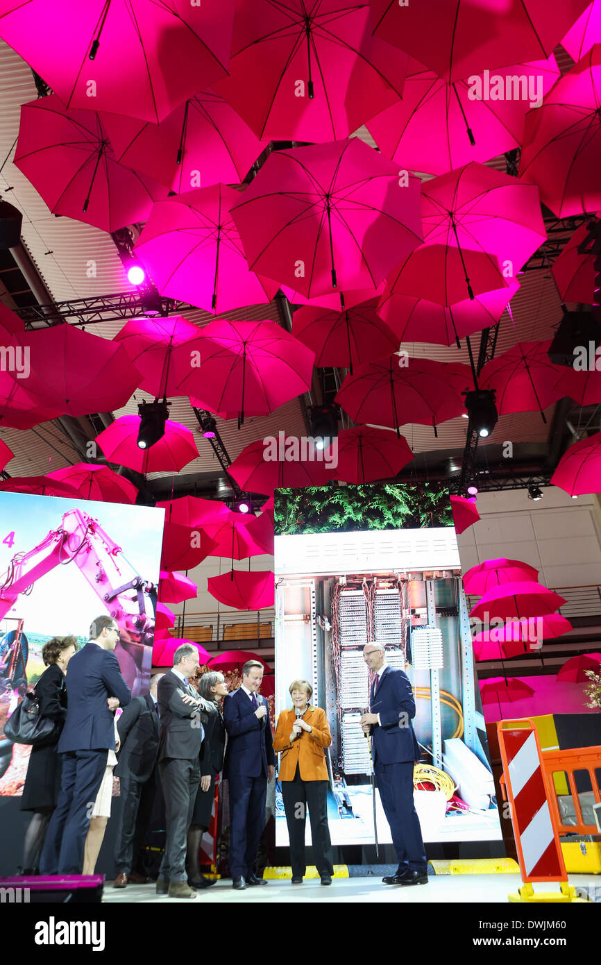 Hannover, Germania. Decimo Mar, 2014. Il cancelliere tedesco Angela Merkel (2R) e Gran Bretagna il Primo Ministro David Cameron (terza R) visualizza una dimostrazione presso la Deutsche Telekom stand del CeBIT tech fiera di Hannover, Germania, 10 marzo 2014. Il cancelliere tedesco Angela Merkel e il suo omologo britannico David Cameron congiuntamente aperto il CeBIT, la più grande fiera IT, nella parte occidentale della città tedesca di Hannover di domenica sera. Credito: Zhang ventola/Xinhua/Alamy Live News Foto Stock