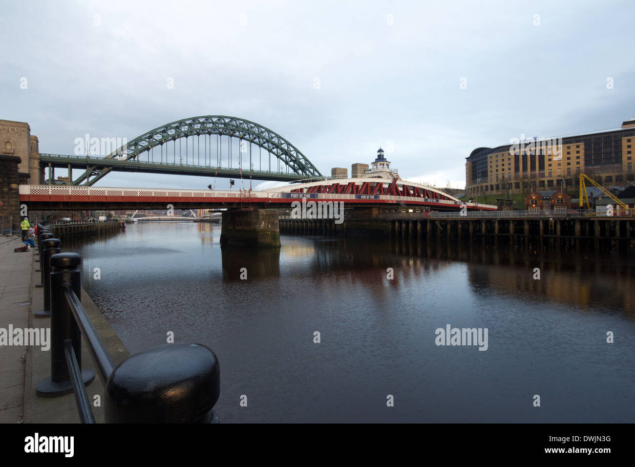 Il Tyne e ponti girevoli di giunzione e Newcastle Gateshead in Tyne and Wear, Regno Unito Foto Stock