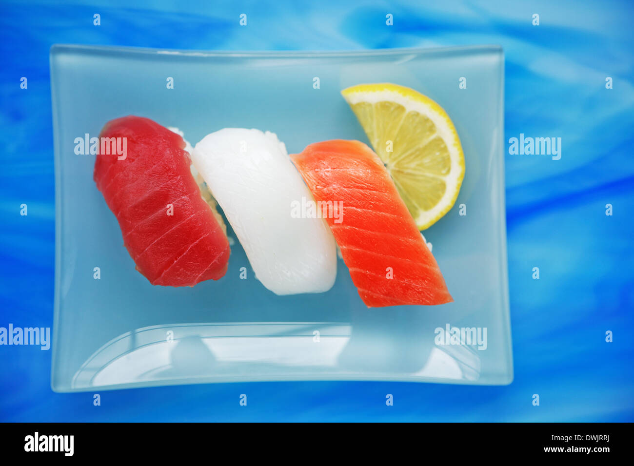 Il Sushi di tonno, salmone, calamari, limone, Chopstick Foto Stock