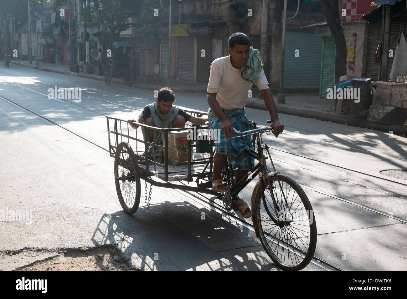 India Bengala Occidentale, Calcutta, uomini su un risciò ciclo Foto Stock