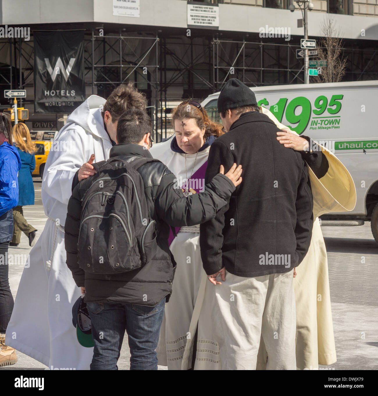 Clero da Gustavo Adolfo Chiesa Luterana in Union Square Park a New York pregare e ungerai con ceneri il Mercoledì delle Ceneri Foto Stock