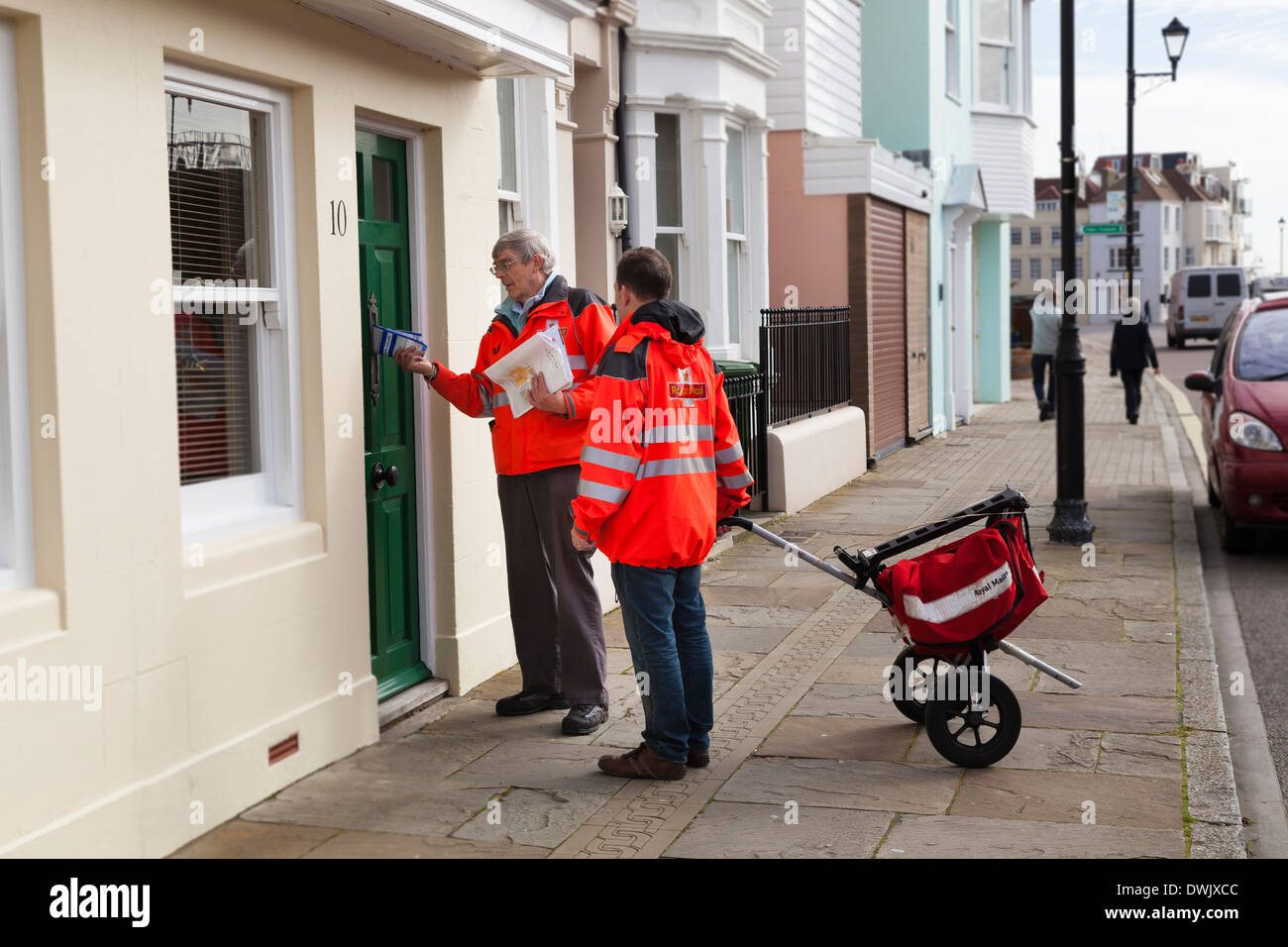 Due portalettere con due ruote carrello postale consegna post su strada della citta'. Foto Stock