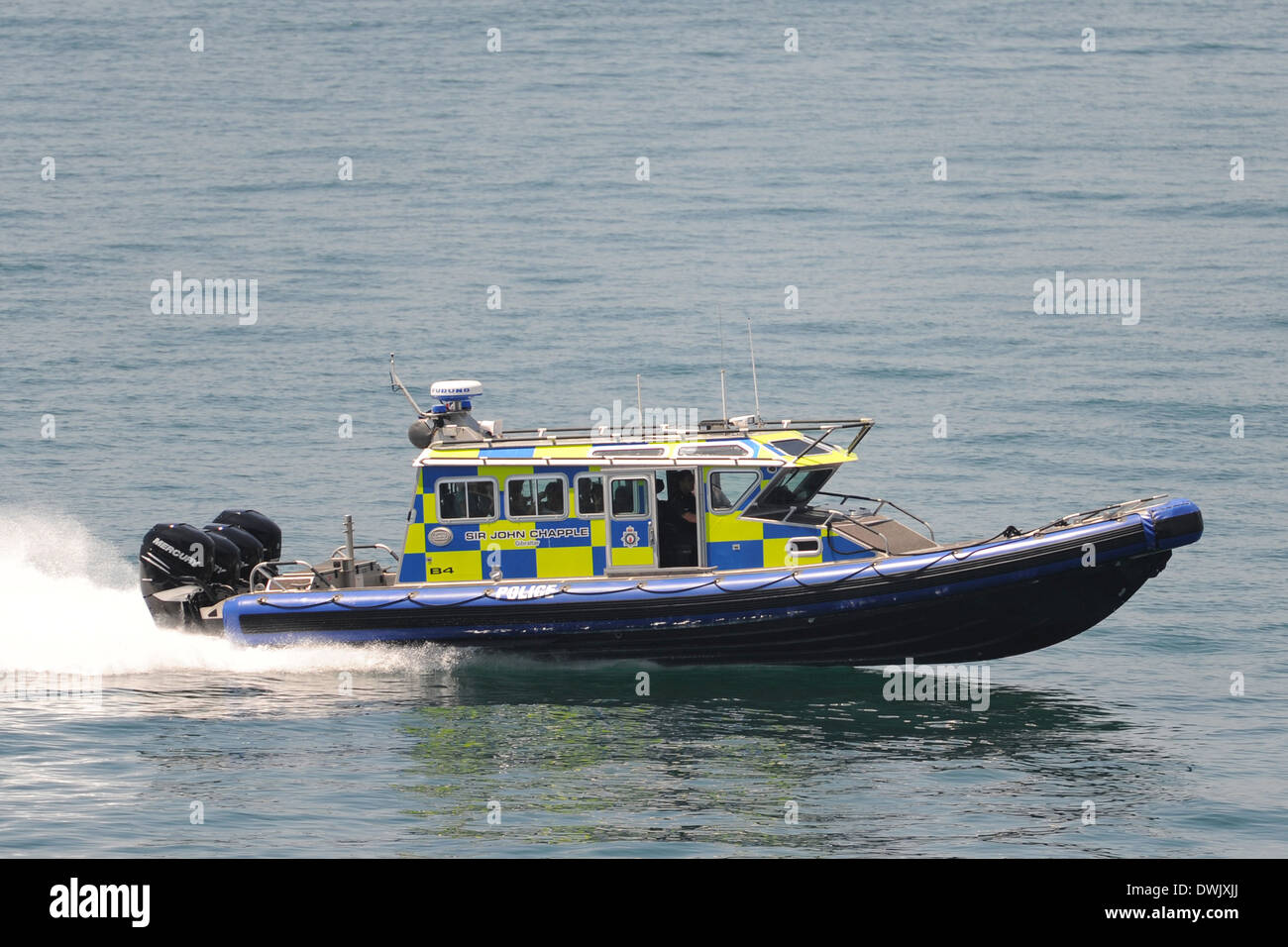 Una barca di polizia pattuglia nel porto di Gibilterra. Foto Stock