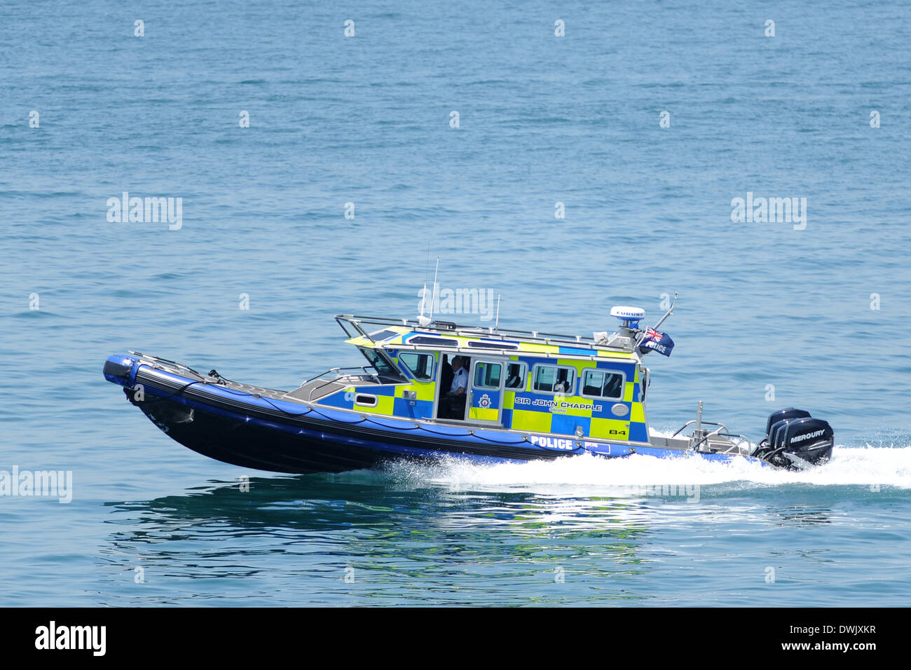 Una barca di polizia pattuglia nel porto di Gibilterra. Foto Stock