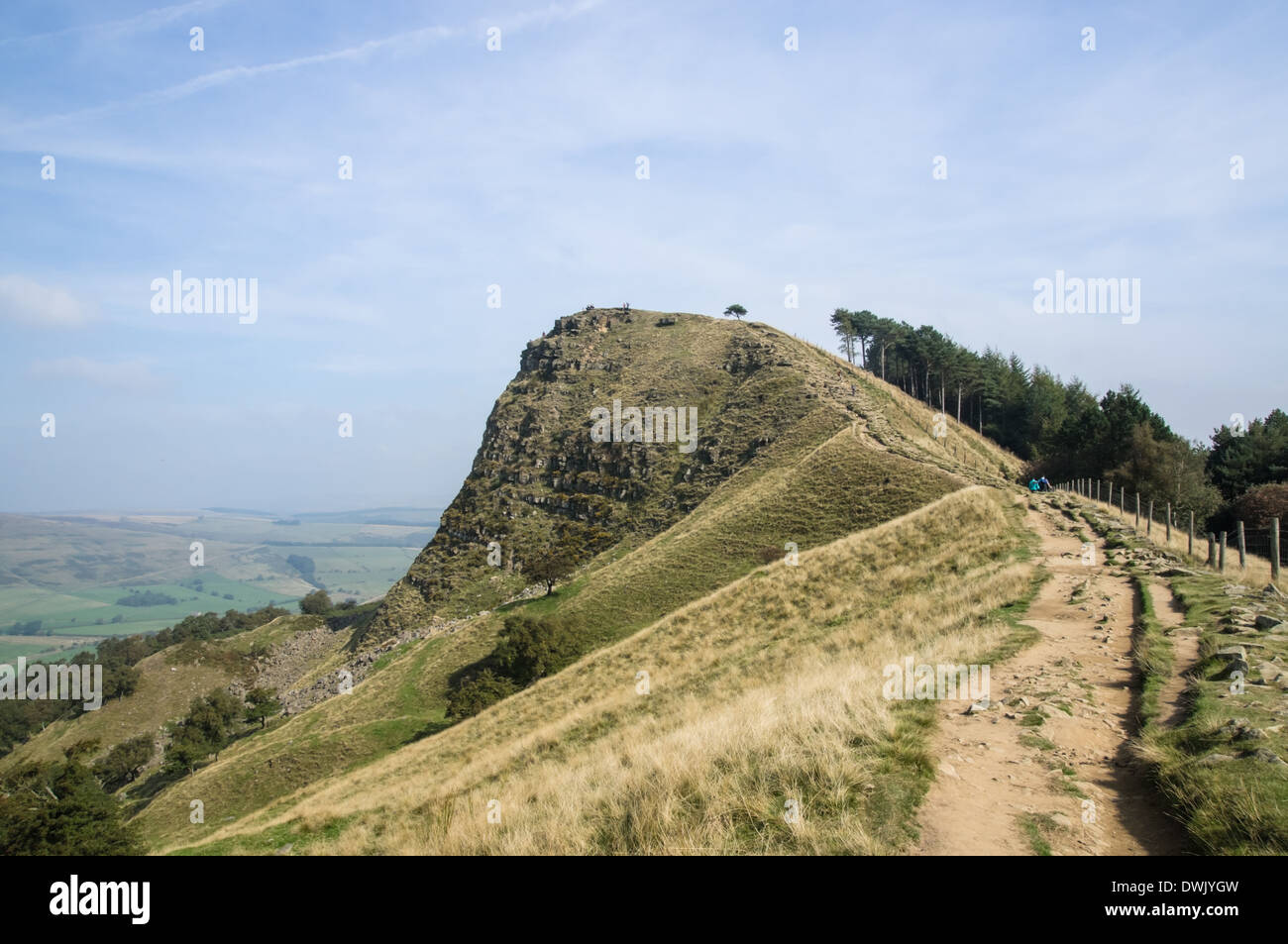 Il grande sentiero di cresta e la vista del retro del Tor nel Parco Nazionale di Peak District Derbyshire England Regno Unito Regno Unito Foto Stock