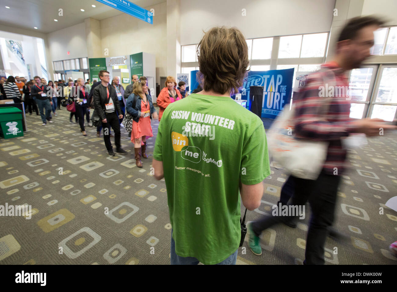 Austin, Texas, Stati Uniti d'America. 10 marzo, 2014. I partecipanti di attendere in linea per testimoniare fuggitivo leaker NSA Edward Snowden in un raro pubblico parlare tramite teleconferenza dalla Russia durante il festival South by Southwest Interactive Festival di Austin, Texas, Stati Uniti d'America. Foto Stock