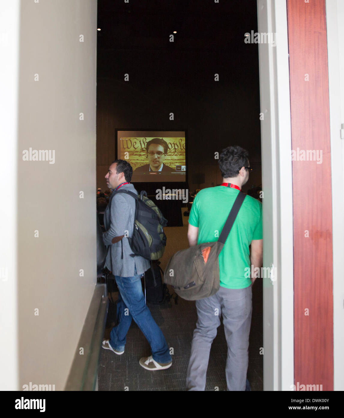 Austin, Texas, Stati Uniti d'America. 10 marzo, 2014. I partecipanti di attendere in linea per testimoniare fuggitivo leaker NSA Edward Snowden in un raro pubblico parlare tramite teleconferenza dalla Russia durante il festival South by Southwest Interactive Festival di Austin, Texas, Stati Uniti d'America Foto Stock