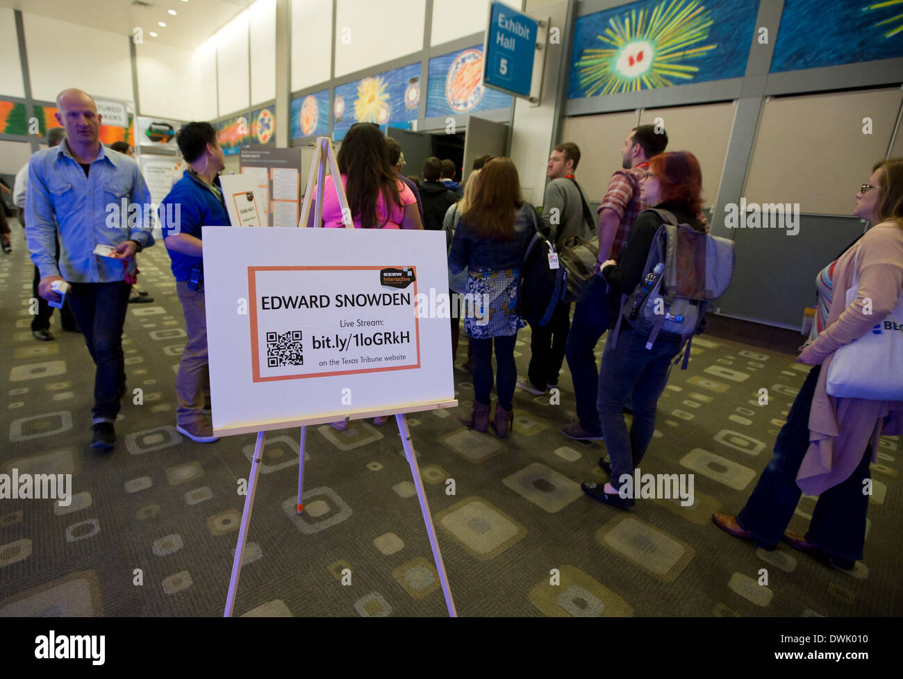 Austin, Texas, Stati Uniti d'America. 10 marzo, 2014. I partecipanti di attendere in linea per testimoniare fuggitivo leaker NSA Edward Snowden in un raro pubblico parlare tramite teleconferenza dalla Russia durante il festival South by Southwest Interactive Festival di Austin in Texas, Foto Stock