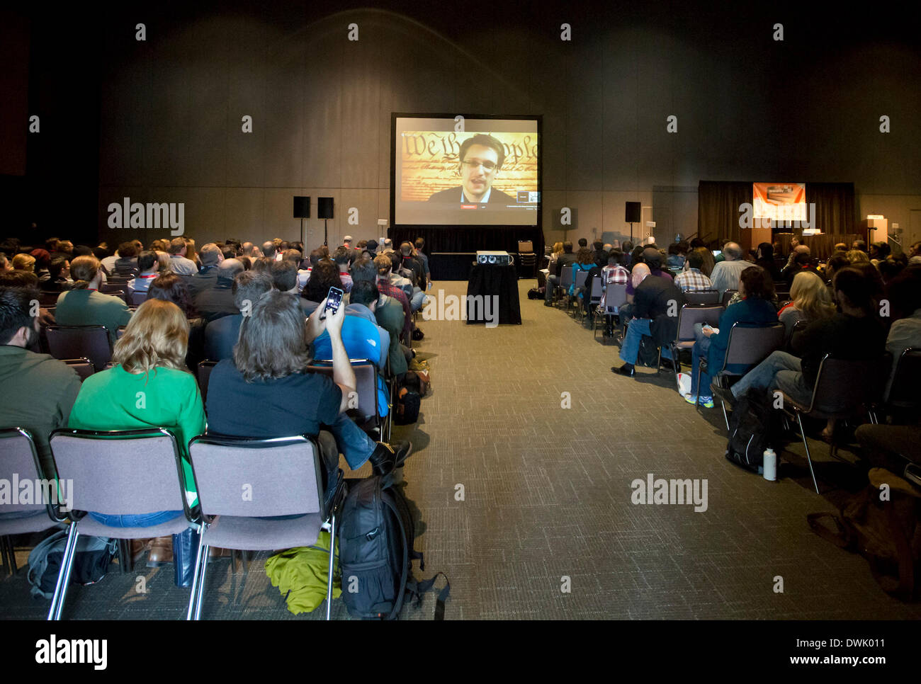 Austin, Texas, Stati Uniti d'America. 10 marzo, 2014. I partecipanti di attendere in linea per testimoniare fuggitivo leaker NSA Edward Snowden in un raro pubblico parlare tramite teleconferenza dalla Russia durante il festival South by Southwest Interactive Festival di Austin, Texas, Stati Uniti d'America. Foto Stock