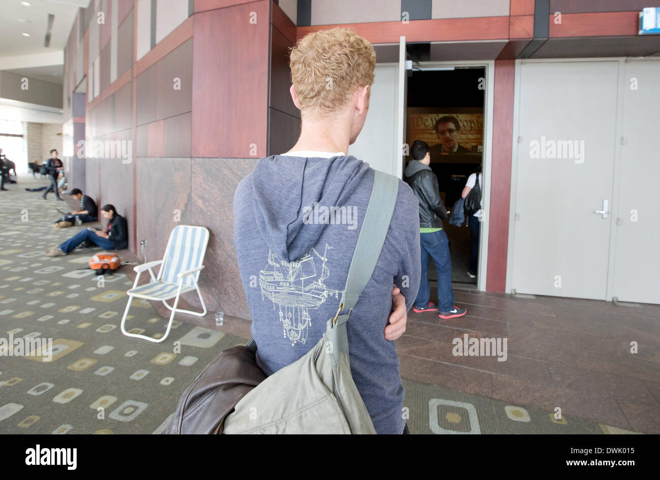 Austin, Texas, Stati Uniti d'America. 10 marzo, 2014. I partecipanti di attendere in linea per testimoniare fuggitivo leaker NSA Edward Snowden in un raro pubblico parlare tramite teleconferenza dalla Russia durante il festival South by Southwest Interactive Festival di Austin, Texas, Stati Uniti d'America. Foto Stock