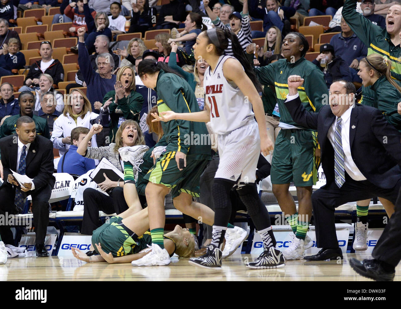 Uncasville, CT, Stati Uniti d'America. 9 Mar 2014. Domenica 9 marzo, 2014: South Florida Bulls head coach Jose Fernandez e il South Florida panchina reagire a sud della Florida tori guard Inga Orekhova (13) (sul terreno) colpendo un punto tre shot mentre viene sporcata da Louisville Cardinali guard Bria Smith (21) durante la seconda metà della American Athletic Conference womens basketball semi-finale di partita del torneo tra il sud della Florida e Louisville a Mohegan Sun Arena di Uncasville, CT. Louisville ha vinto in un serrato game over South Florida 60-56. Bill Shettle/Cal Sport Media. © csm/Alamy Live News Foto Stock