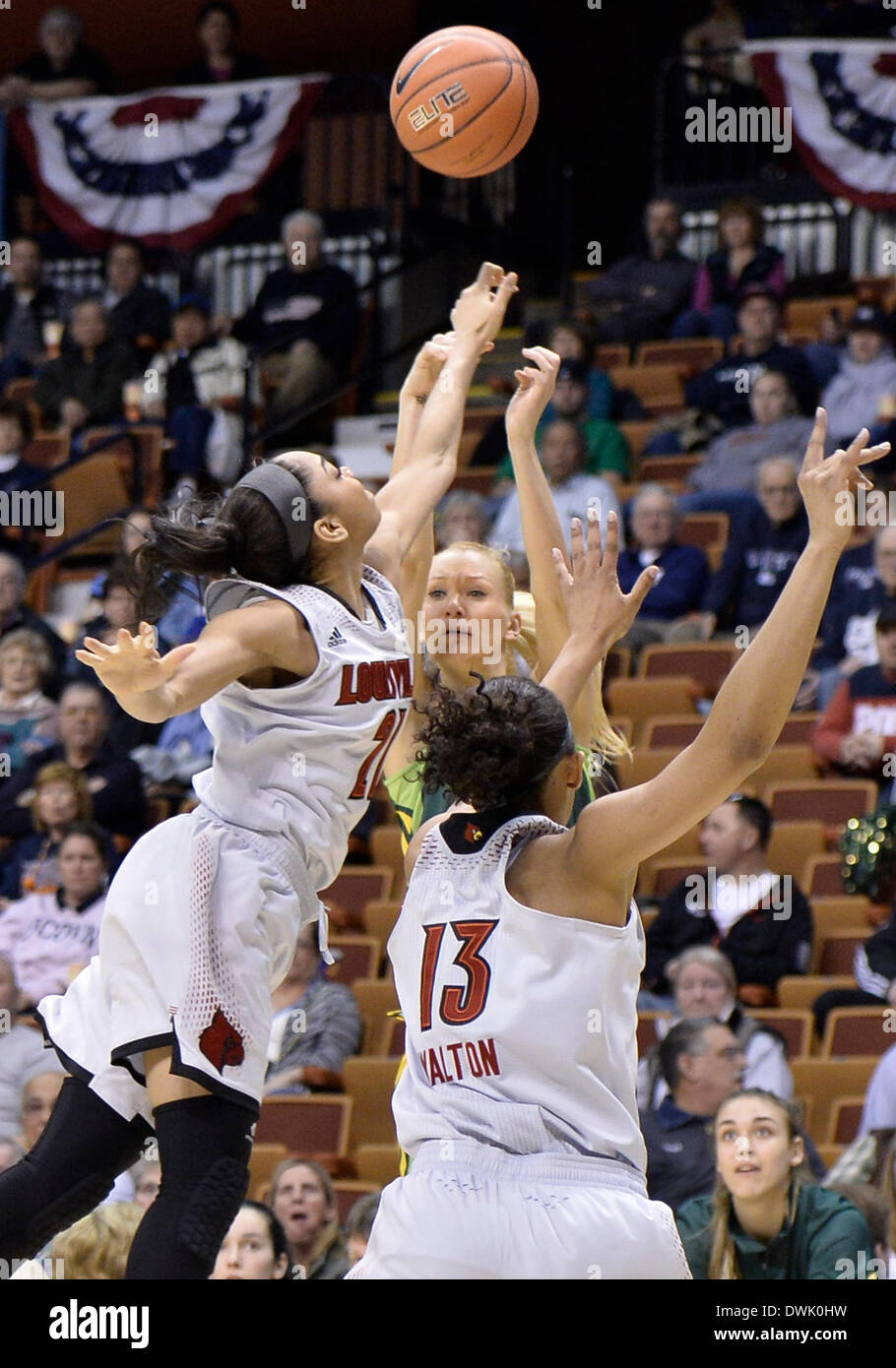 Uncasville, CT, Stati Uniti d'America. 9 Mar 2014. Domenica 9 marzo, 2014: Louisville Cardinali guard Bria Smith (21) falli South Florida Bulls guard Inga Orekhova (13) La ripresa di un punto tre shot con l' aiuto di Louisville Cardinali avanti Cortnee Walton (13) difendere durante la seconda metà della American Athletic Conference womens basketball semi-finale di partita del torneo tra il sud della Florida e Louisville a Mohegan Sun Arena di Uncasville, CT. Louisville ha vinto in un serrato game over South Florida 60-56. Bill Shettle/Cal Sport Media. © csm/Alamy Live News Foto Stock