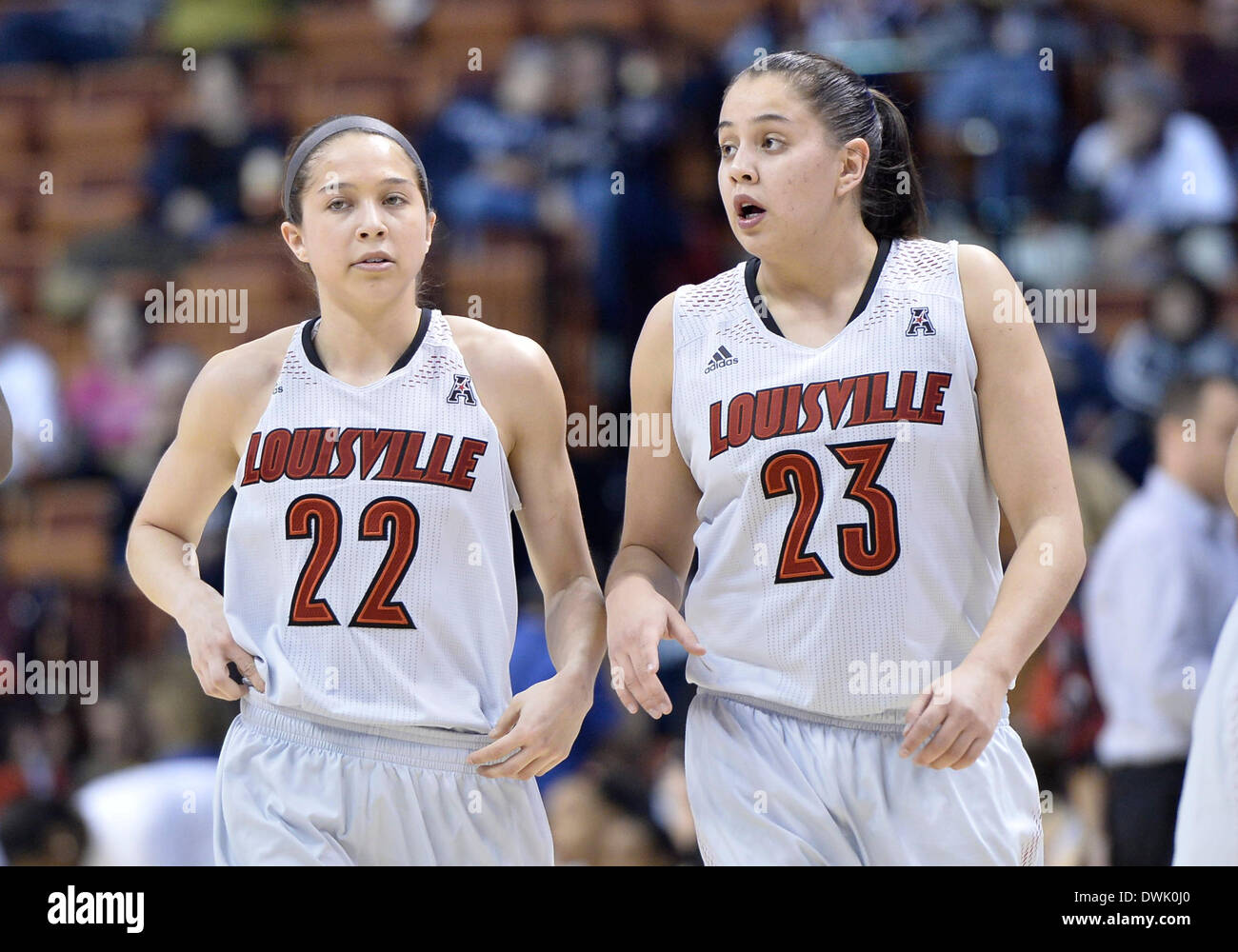 Uncasville, CT, Stati Uniti d'America. 9 Mar 2014. Domenica 9 marzo, 2014: Louisville Cardinali guard Jude Schimmel (22) e di Louisville Cardinali guard Shoni Schimmel (23) guarda su durante la seconda metà della American Athletic Conference womens basketball semi-finale di partita del torneo tra il sud della Florida e Louisville a Mohegan Sun Arena di Uncasville, CT. Louisville ha vinto in un serrato game over South Florida 60-56. Bill Shettle/Cal Sport Media. © csm/Alamy Live News Foto Stock
