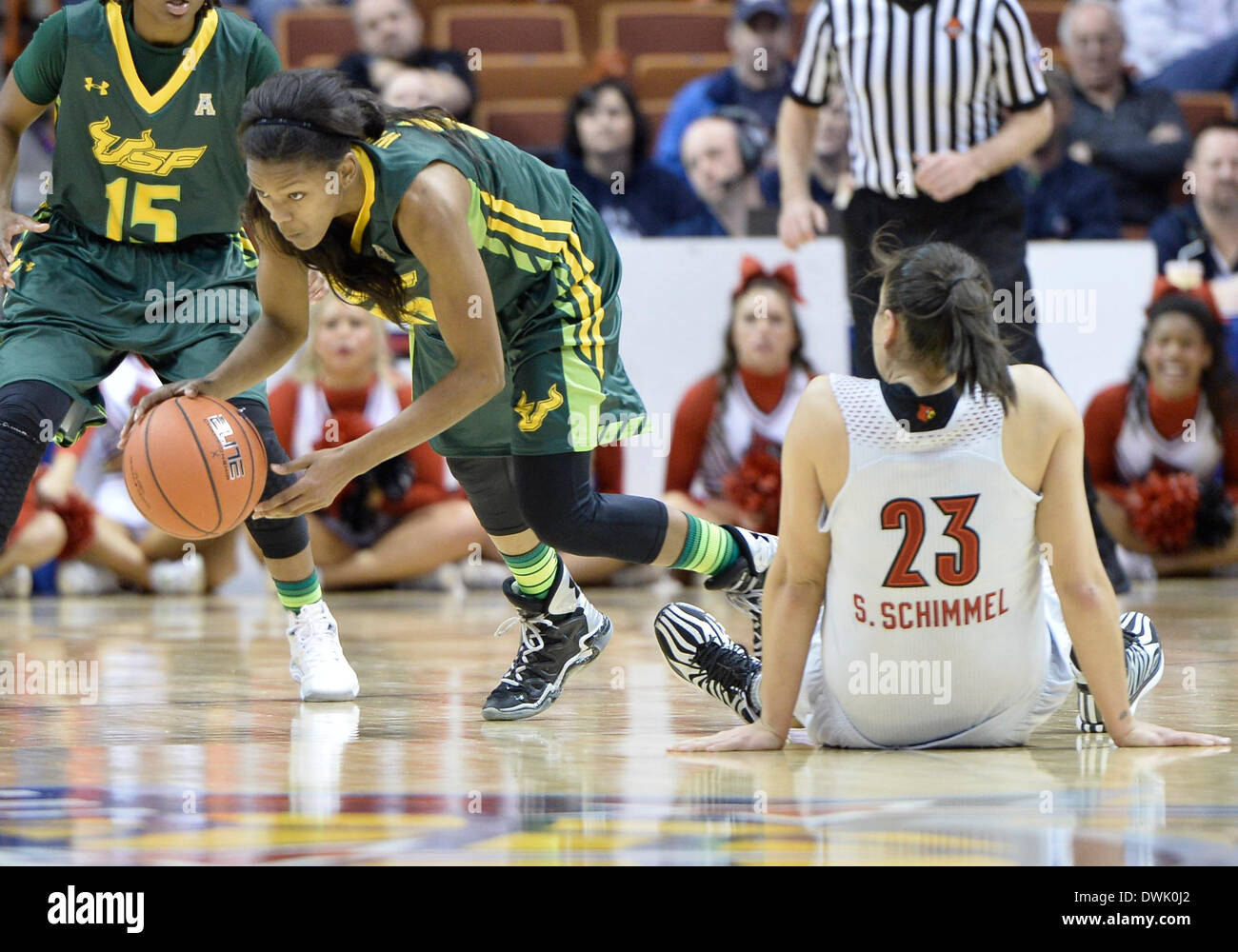 Uncasville, CT, Stati Uniti d'America. 9 Mar 2014. Domenica 9 marzo, 2014: South Florida Bulls guard Courtney Williams (10) preleva una sfera allentato dopo aver rubato da Louisville Cardinali guard Shoni Schimmel (23) durante la seconda metà della American Athletic Conference womens basketball semi-finale di partita del torneo tra il sud della Florida e Louisville a Mohegan Sun Arena di Uncasville, CT. Louisville ha vinto in un serrato game over South Florida 60-56. Bill Shettle/Cal Sport Media. © csm/Alamy Live News Foto Stock