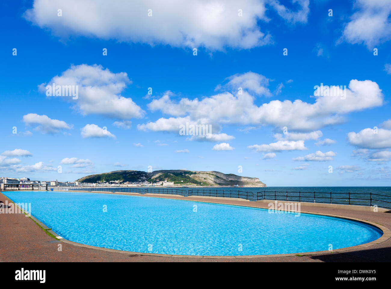 Pubblico di piscina sul mare guardando verso il Great Orme, Llandudno, Conwy, Galles del Nord, Regno Unito Foto Stock