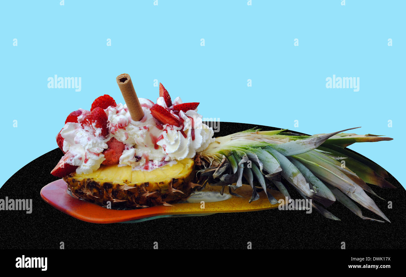 Ananas con fragole e gelato Foto Stock