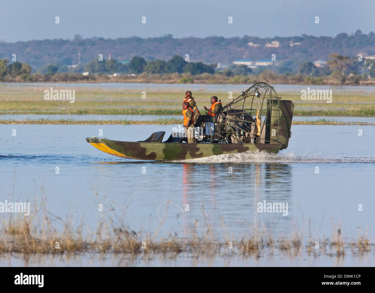 BDF (Botswana Defence Force) pattugliano la Caprivi Strip sul confine fra il Botswana e Namibia sul fiume Chobe. Foto Stock