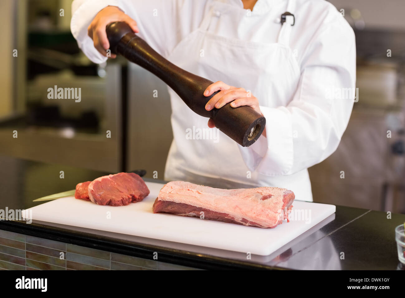 La sezione centrale delle donne chef pepe di macinazione delle carni Foto Stock