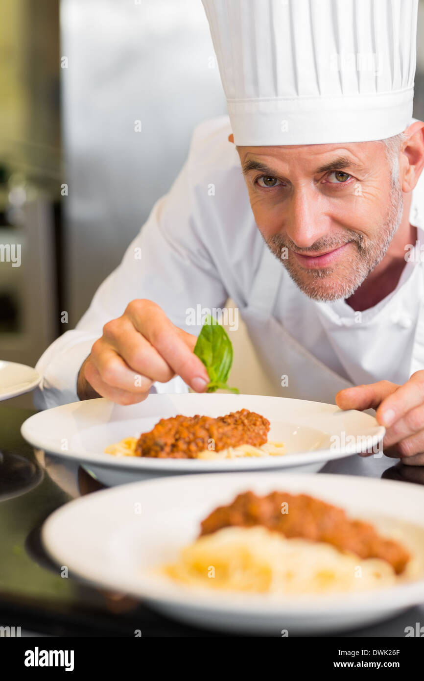 Closeup ritratto di un maschio di chef la farcitura di prodotti alimentari Foto Stock